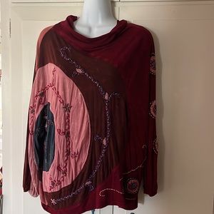 Beautiful hand knit shirt. Only worn once says it’s extra large but It’s alarge.